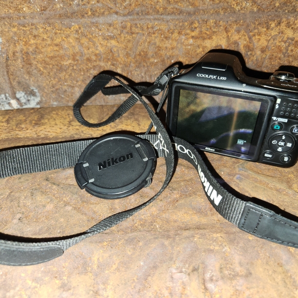 Nikon COOLPIX L100 Black Digital Camera with 15x Zoom - Picture 2 of 11